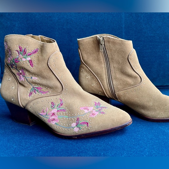 Gianni Bini Shoes - Gianni Bini Ramsie Bayside Taupe Suede Embroidered Floral Stars Ankle Boots 8.5